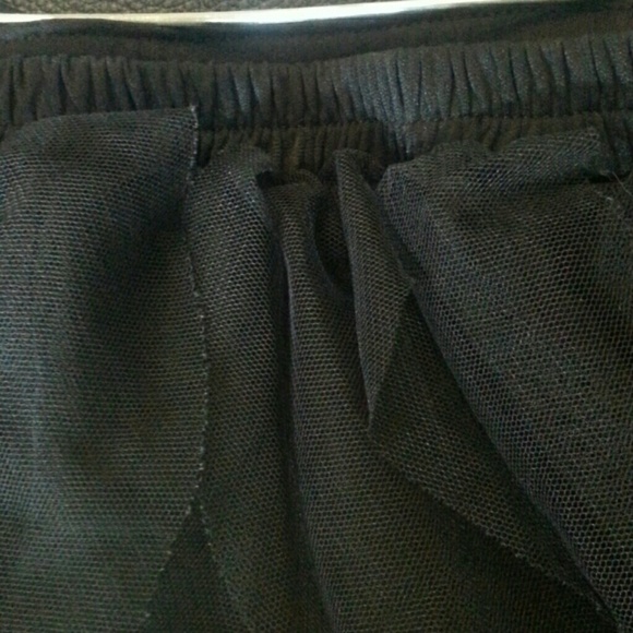 Black ruffle skirt sequence in front - Picture 4 of 4
